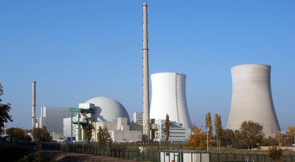 Widok na teren elektrowni jądrowej  
